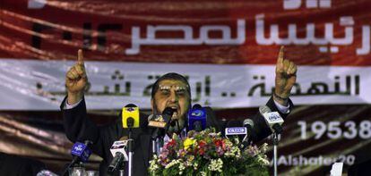 El candidato de la Hermandad, Jairat al Shater, ante la prensa.