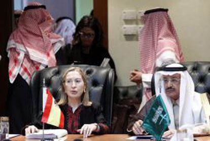  La ministra de Fomento, Ana Pastor, junto al ministro de Transportes de Arabia Saud&iacute;, Jubara Al Suraisry, durante la reuni&oacute;n que han mantenido esta ma&ntilde;ana.