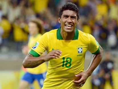 Paulinho celebra su gol a Uruguay. 