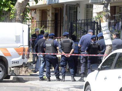 La polic&iacute;a trabaja en la casa del triple femicidio ocurrido en Mendoza, Argentina.