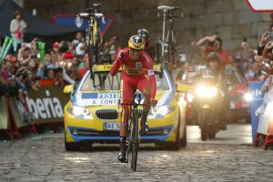 Contador celebra su triunfo final en la meta de la contrarreloj de Santiago.