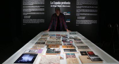 El videocreador Isa&iacute;as Gri&ntilde;olo en la sala expositiva Multiverso de la Fundaci&oacute;n BBVA.