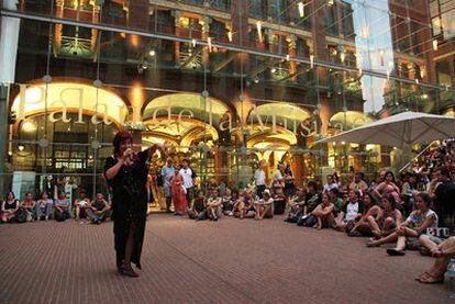 La tanguera Mayte Caparrós, en una de sus actuaciones en la plaza del Palau de la Música.