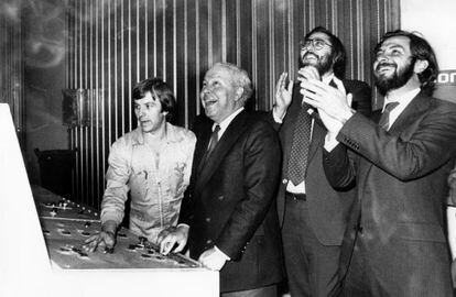 Valentín Alba, Polanco, Antonio Franco y Juan Luis Cebrián lanzan, en 1982, la edición catalana de EL PAÍS.