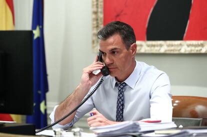 Las bases españolas de Rota y Morón alojarán temporalmente a refugiados afganos evacuados por la Defensa de Estados Unidos, tras la reunión telefónica del presidente de España, Pedro Sánchez y el norteamericano, Joe Biden, para valorar los últimos acontecimientos. El ministro de Inclusión, Seguridad Social y Migraciones, José Luis Escrivá, ha revelado este lunes que “poco más de la mitad” de los 566 afganos que han llegado a España ha solicitado ya protección internacional y ha señalado que funcionarios de EE UU han visitado Torrejón para ver cómo se ha montado el campamento con la intención de desarrollar algo parecido en las bases de Morón y Rota.