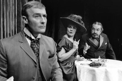 Edward Woodward, Judi Dench y Leo McKern en &#039;El lobo&#039;, de Ferenc Moln&aacute;r, dirigida por Frank Hauser en 1973. 