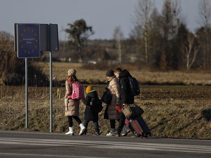 Una familia cruza el paso fronterizo de Budomierz Hurszow entre Polonia y Ucrania.