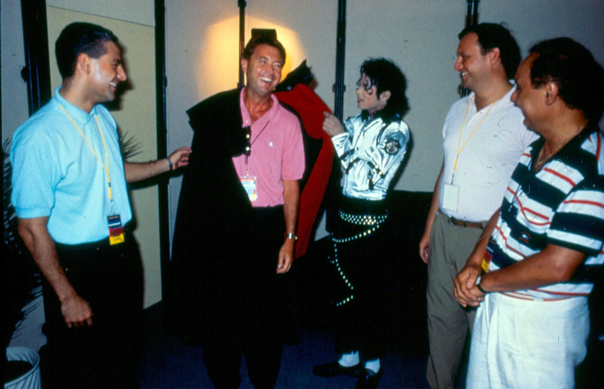 Díaz regala una capa española a Michael Jackson y este se la pone al asturiano. Fue en 1988 en Madrid, antes del concierto del creador de 'Thriller' en el Vicente Calderón. 