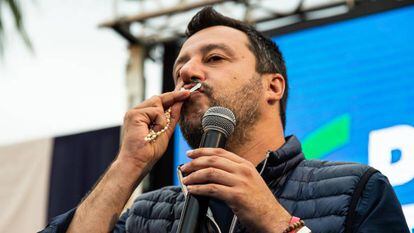 Matteo Salvini, vicepresidente italiano, besa un rosario