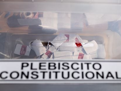Papeletas dentro de una de las urnas en el colegio electoral instalado en septiembre 2022 en el Estadio Nacional, en Santiago.