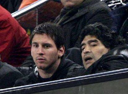 Messi y Maradona, durante el partido del Barcelona en el Camp Nou