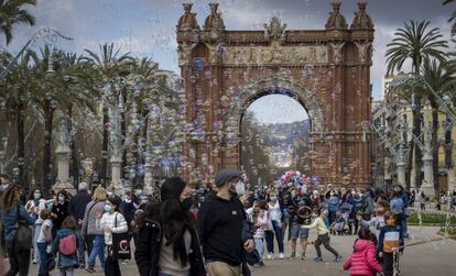 L'Arc de Triomf, a Barcelona, ple de gent aquest diumenge.