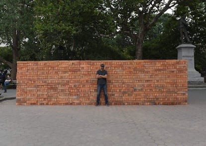 La idea de construir un muro "Made in México" le surgió al artista en enero pasado, justo cuando Donald Trump llegó a la Casa Blanca. El artista mexicano, de 46 años, se encontraba en su taller en Oaxaca, horneando ladrillos para otra obra junto a varios artesanos locales. Ellos comenzaron a contarle sus historias como inmigrantes ilegales en Estados Unidos.