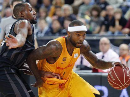 El base del FC Barcelona Lassa Tyrese Rice avanza con el bal&oacute;n ante Jonathan Tabu, del Dominion Basket.