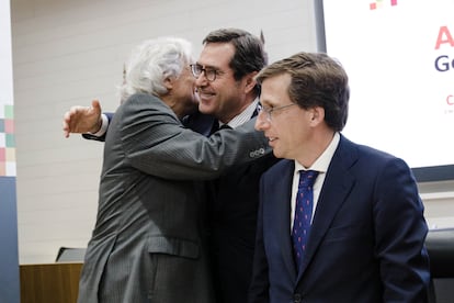 El presidente de la patronal madrileña (CEIM), Miguel Garrido, saluda al presidente de la CEOE, Antonio Garamendi, junto al alcalde de Madrid, José Luis Martínez-Almeida.