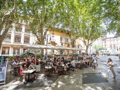 Varias personas en la terraza de un bar en Palma de Mallorca.