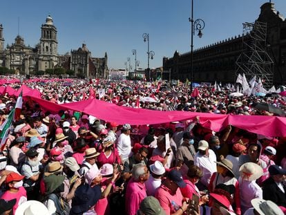 Miles de manifestantes sobre la plancha del Zócalo de Ciudad de México, este domingo.