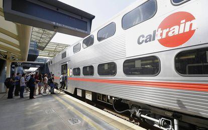 El Caltrain a su paso por Milbrae, donde conecta con un monorraíl al aeropuerto.
