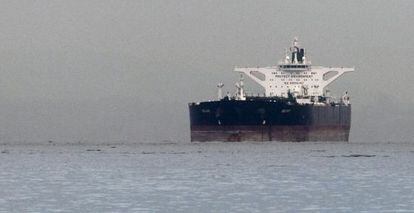 Imagen de archivo de un petrolero maltés que porta crudo iraní en las costas de Singapur.