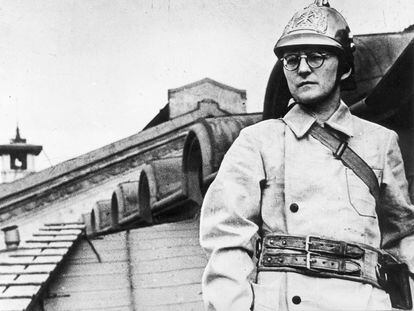 Dimitri Shostakovich, compositor ruso, en 1941, durante el asedio de Leningrado, URSS, en la Segunda Guerra Mundial.