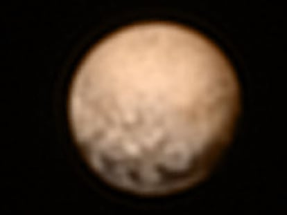 Imagen de Plutón tomada por la sonda 'New Horizons' desde 12,5 millones de kilómetros de distancia