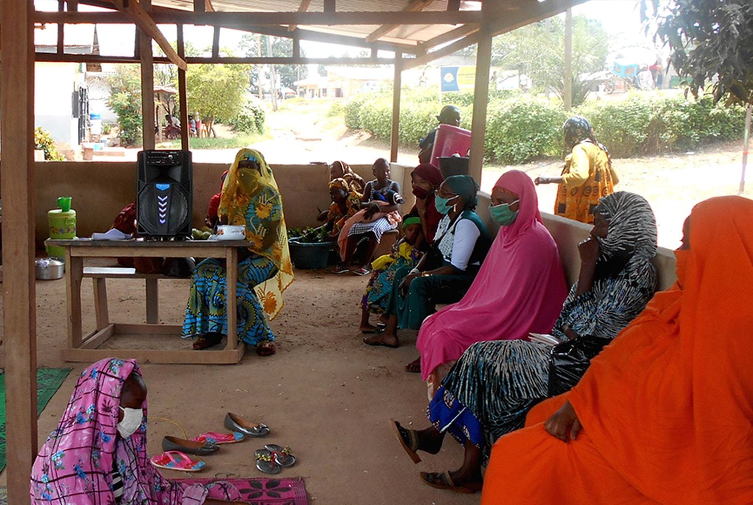 Un grupo de mujeres escucha la radio en Camerún.