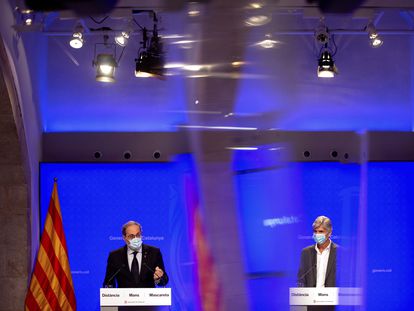 El presidente de la Generalitat, Quim Torra, junto al director de Salud Pública, Josep Maria Argimon (d), en una rueda de prensa