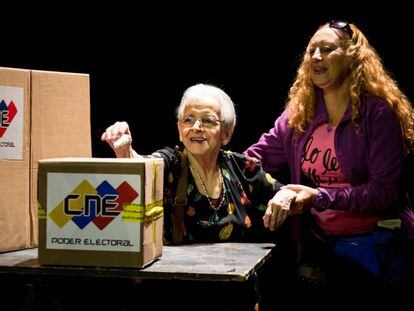 Una mujer vota en las elecciones municipales de este domingo en Venezuela. 