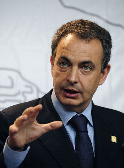 El presidente del Gobierno, José Luis Rodríguez Zapatero, en la rueda de prensa de la V Cumbre de Latinoamérica, Caribe y la UE, en Lima (Perú).