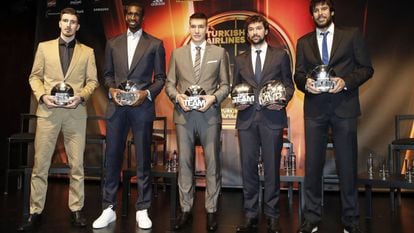 De Colo (CSKA), Ekpe Udoh (Fenerbahce), Bogdan Bogdanovic (Fenerbahce), Sergio Llull (Real Madrid) y Georgios Printezis (Olympiacos), durante la ceremonia de entrega de los premios de la Euroliga