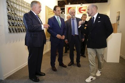 El presidente de la Cámara de Lisboa, Fernando Medina (c), conversa con el vicepresidente de IFEMA, Luis Cueto (2d); y con el director de ARCO, Carlos Urroz (d), durante la inauguración de Arco Lisboa.