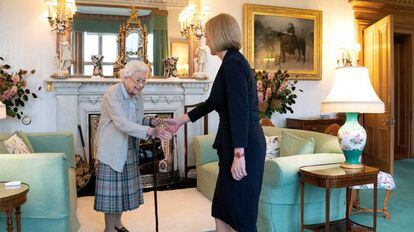 La primera ministra de Reino Unido, Liz Truss, saludando a la reina Isabel II en Balmoral (Escocia).