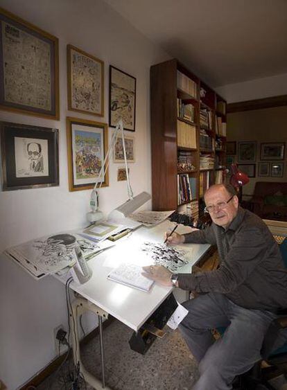 Francisco Ibáñez, en la mesa de dibujo de su casa de Barcelona. "¡Usted produzca, produzca!", cuenta que ha sido el soniquete que ha acompañado su vida.