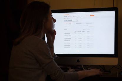 Una mujer consulta la oferta de fondos de una entidad financiera