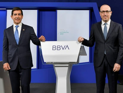 El presidente de BBVA, Carlos Torres Vila, a la izquierda, junto al consejero delegado, Onur Genç, durante la Junta General de Accionistas 2021.
