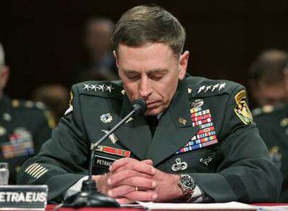 El general Petraeus, durante el minuto de silencio que se guardó ayer en el Senado por las víctimas de los atentados del 11-S.