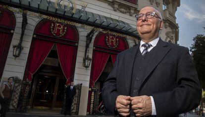 El 'maître' de El Palace, Eduardo José Martí, ante la entrada de lo que fue el Ritz.