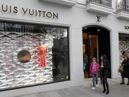 Fachada de la tienda de Louis Vuitton, ayer en Madrid.