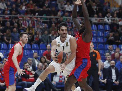 Campazzo busca el pase ante Hunter.