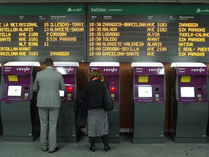 Máquinas de autoventa de billetes en la estación madrileña Puerta de Atocha.