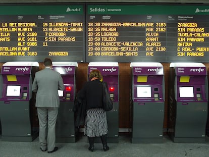 Máquinas de autoventa de billetes en la estación madrileña Puerta de Atocha.