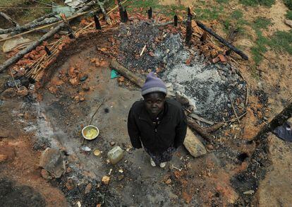 Selly Rotich posa en el sitio donde solía estar la cocina de su casa. Es la primera vez que se atreve a ver lo que ha quedado de su casa desalojada y quemada presuntamente por agentes del Servicio Forestal de Kenia.