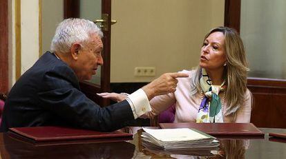 Margallo y Trinidad Jiménez durante su reunión en el Congreso.