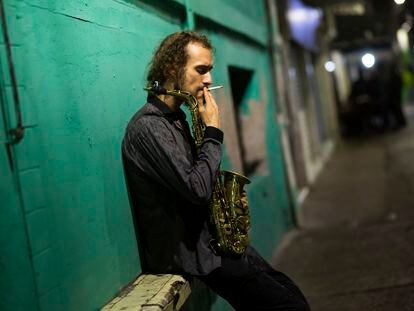 El saxofonista Santiago Von Sternenfels toma un descanso después de un concierto de improvisación en el Pizza Jazz Café.