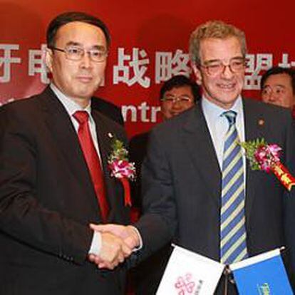 Chang Xiaobing, presidente de China Unicom, y César Alierta, presidente de Telefónica, tras reforzar su alianza en 2009