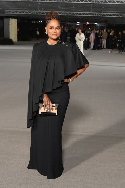 Ava DuVernay, de riguroso y elegante negro, de Louis Vuitton.
