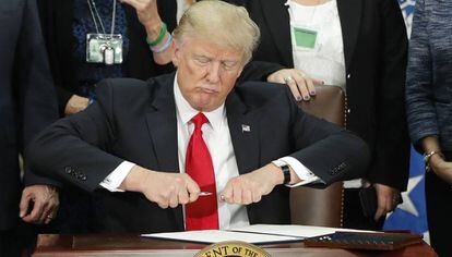Trump, tras firmar el decreto que autoriza la construcción del muro.
