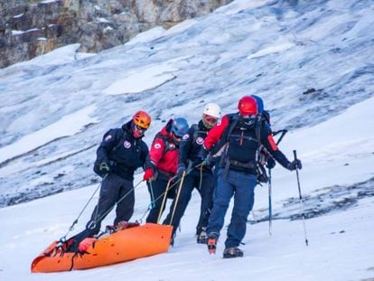 Miembros del equipo de rescate transportan un cuerpo hallado en el cerro Rincón de los Andes, el 15 de mayo.