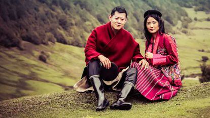 El rey de Bután Jigme Khesar Namgyel Wangchuck, junto a su esposa Jetsun Pema Wangchuck, en una imagen oficial del calendario real.