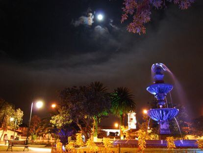 Plaza de Cumbayá, por la noche.